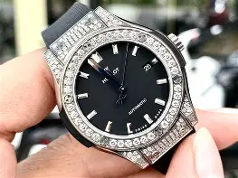 Hình ảnh cầm đồng hồ đồ hiệu 5